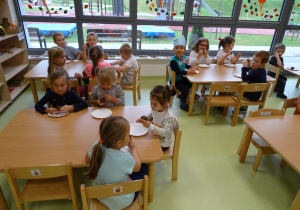 25 Dzieci zajadają się babeczkami